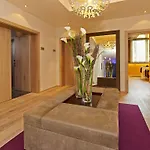 Bergland Design- Und Wellnesshotel Зёльден